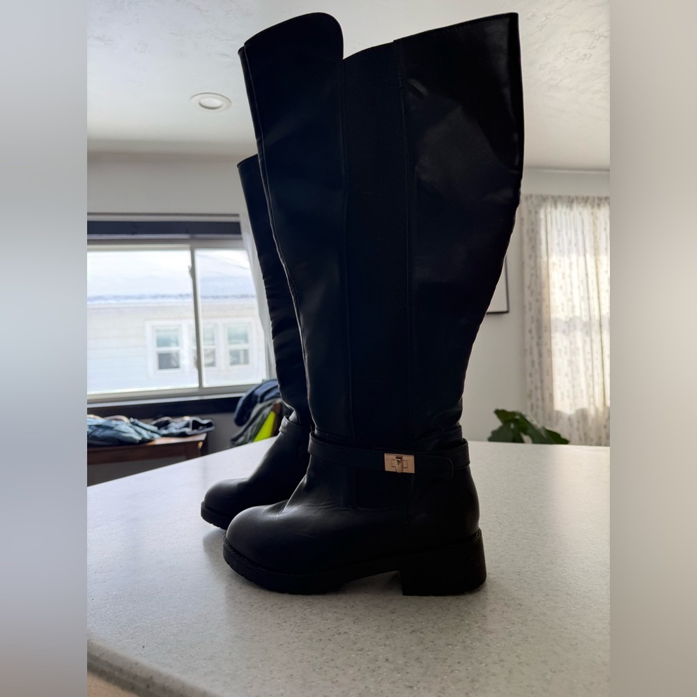 Women’s JustFab Knee High Wide Calf Black Boots w/ Gold Detailing, 8